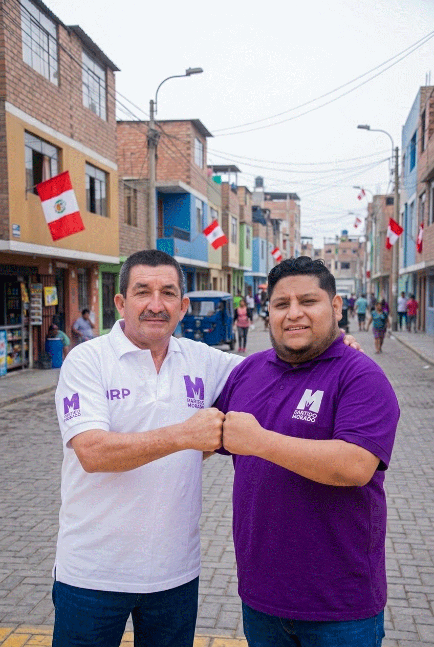 Luis Alberto Flores Roldán y Ulises Aguilar, en una calle de San Martín de Porres